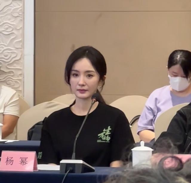 38岁杨幂和66岁迟鹏同框，迟鹏素颜脸黄但大气 和杨幂聊天笑得优雅