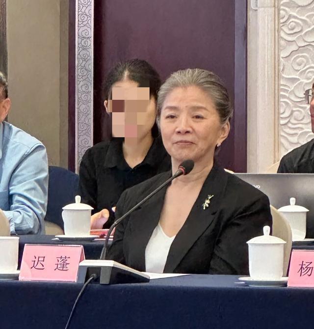 38岁杨幂和66岁迟鹏同框，迟鹏素颜脸黄但大气 和杨幂聊天笑得优雅
