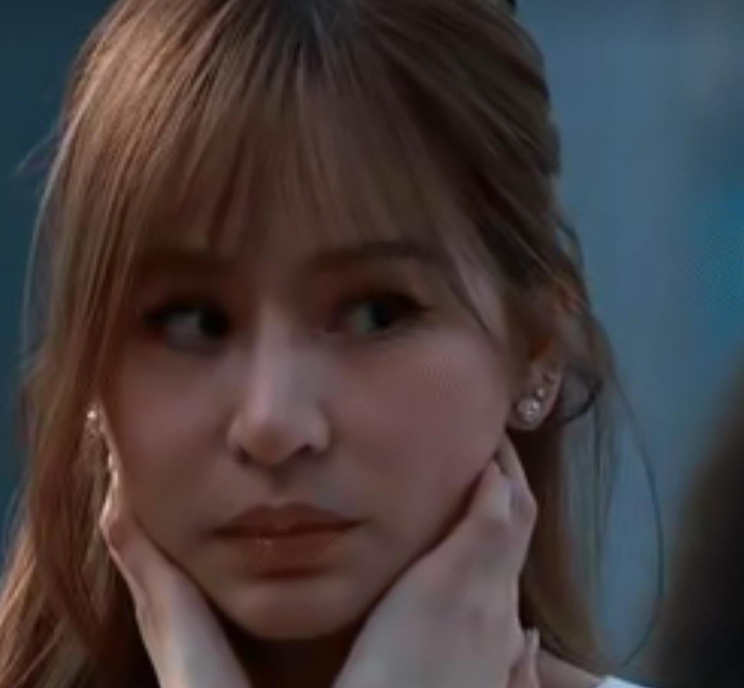 离开滤镜的王心凌：18岁的身材40+的脸，打扮很年轻，但年龄很重