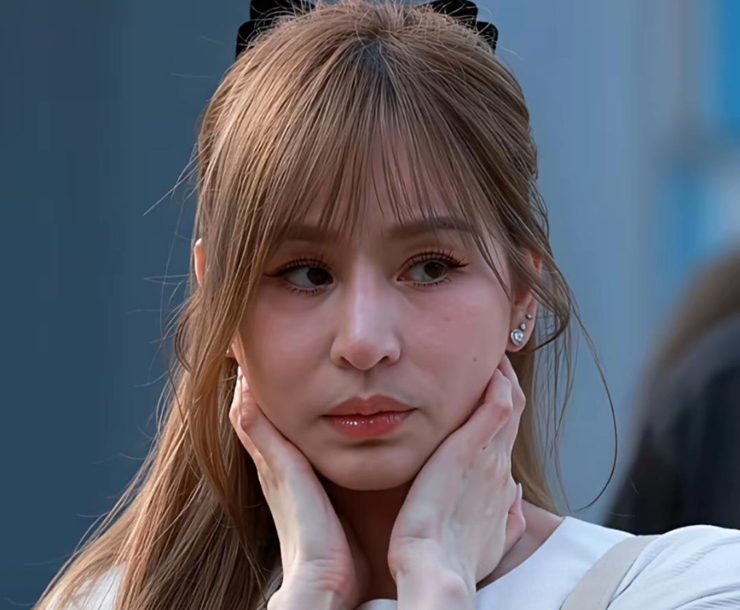 离开滤镜的王心凌：18岁的身材40+的脸，打扮很年轻，但年龄很重