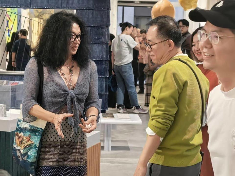 58岁金星和老公在巴黎看展，穿衣风格大变样，身材丰腴胖了不少
