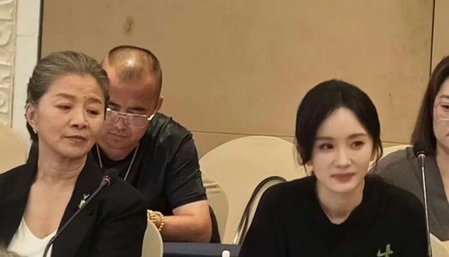 38岁杨幂和66岁迟鹏同框，迟鹏素颜脸黄但大气 和杨幂聊天笑得优雅
