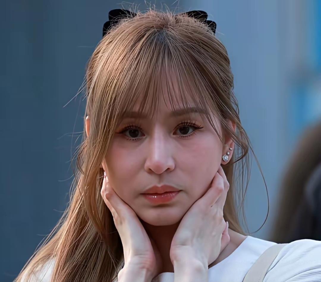 离开滤镜的王心凌：18岁的身材40+的脸，打扮很年轻，但年龄很重