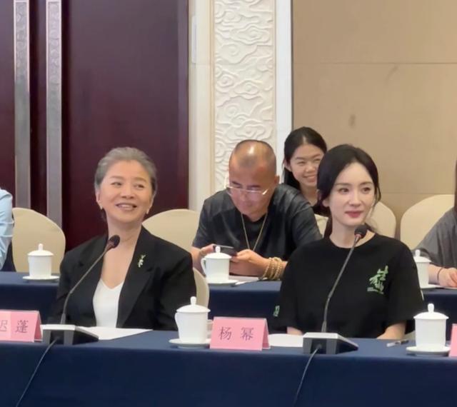 38岁杨幂和66岁迟鹏同框，迟鹏素颜脸黄但大气 和杨幂聊天笑得优雅