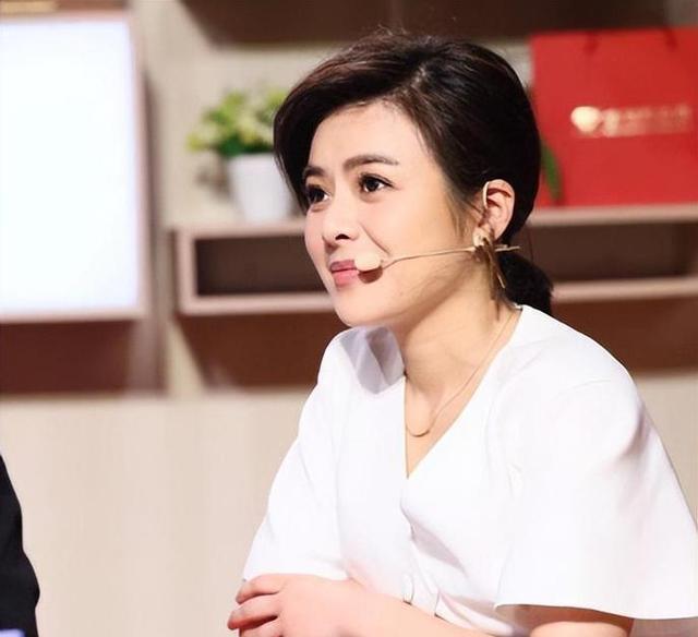 主持人陈辰：住千万豪宅，和歌唱家余笛儿女双全，46岁官宣新身份