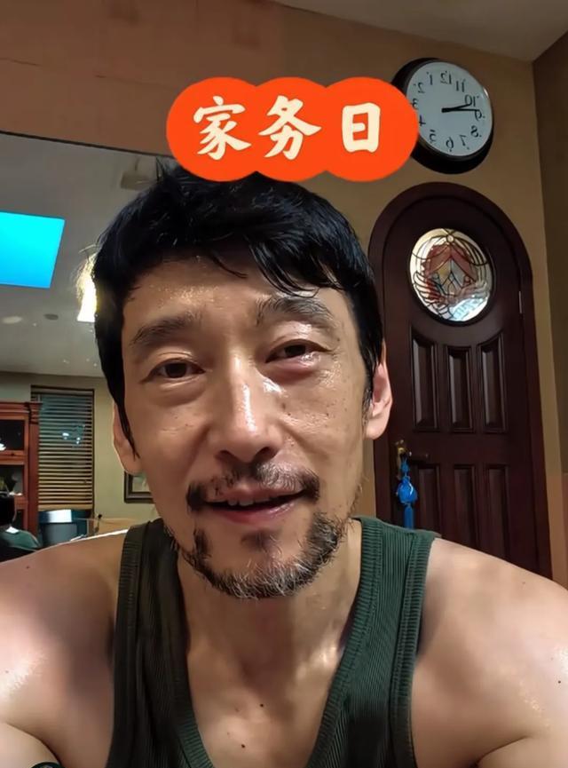 90年代偶像歌手满江近况，胡子拉碴变化大，住河北豪宅曝光有格调