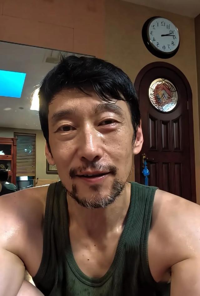 90年代偶像歌手满江近况，胡子拉碴变化大，住河北豪宅曝光有格调