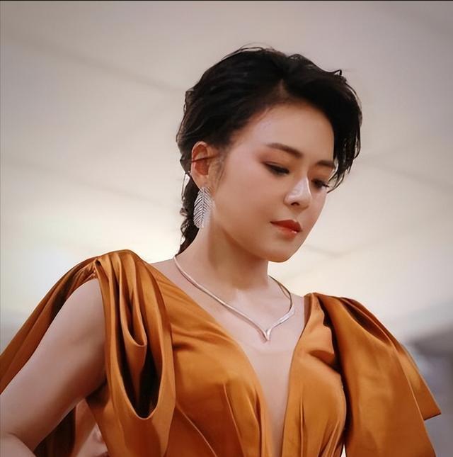 主持人陈辰：住千万豪宅，和歌唱家余笛儿女双全，46岁官宣新身份