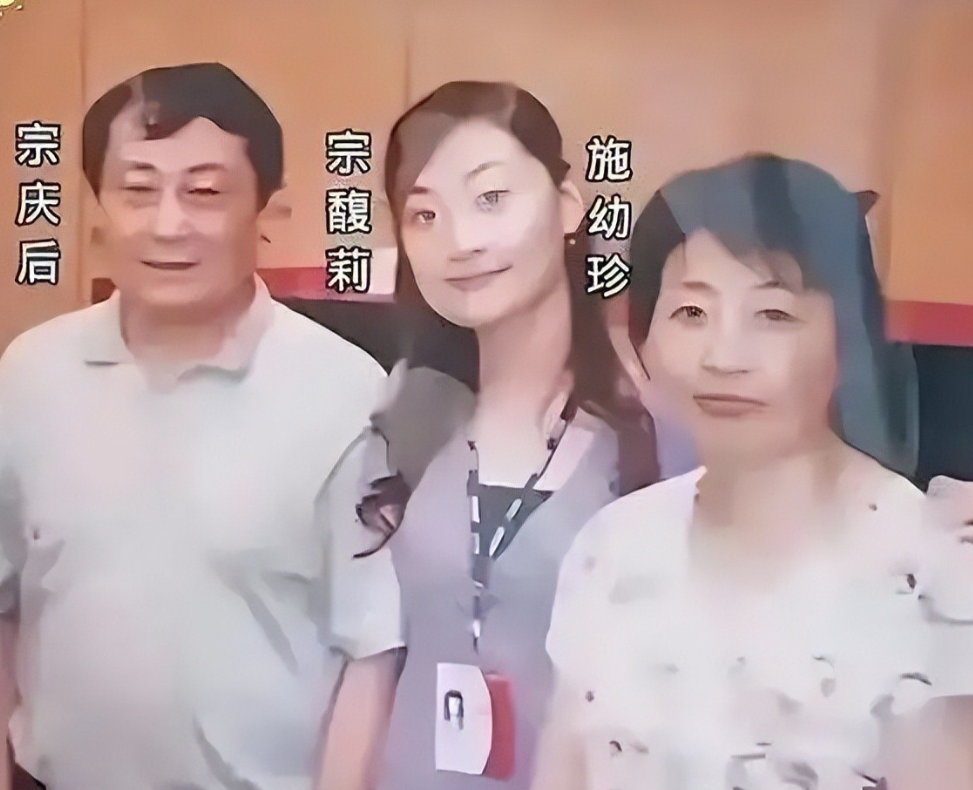 都是宗庆后基因，43岁宗馥莉和27岁宗婕莉，差距真的太大！