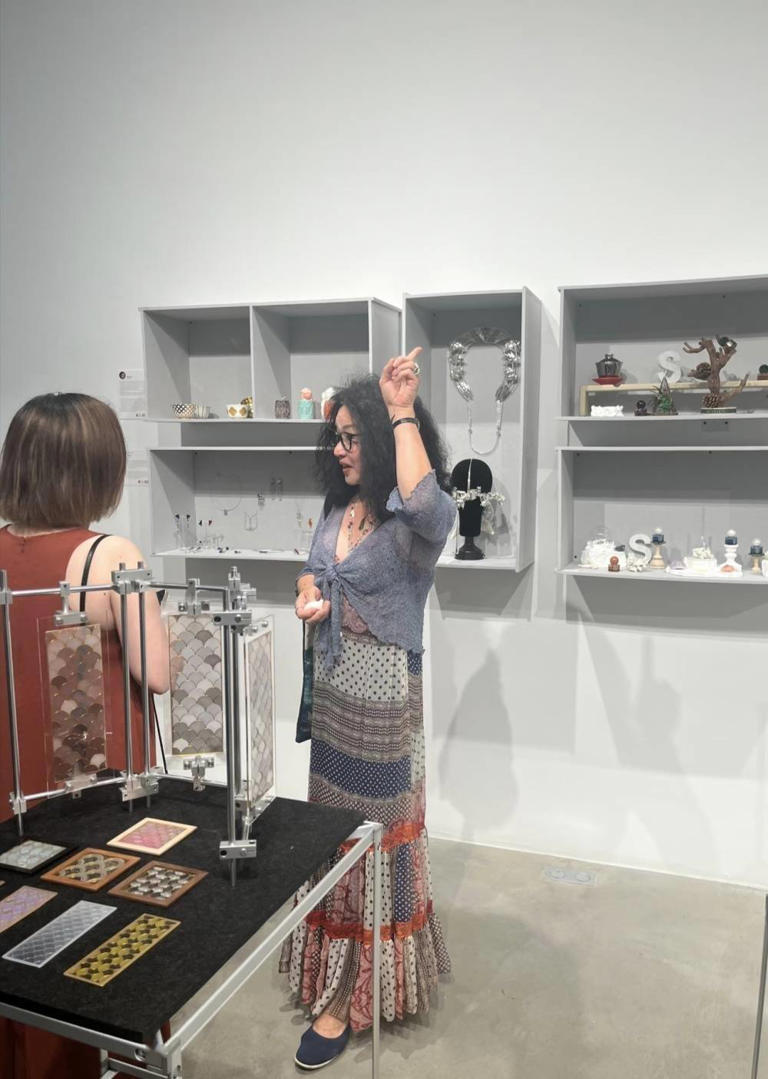 58岁金星和老公在巴黎看展，穿衣风格大变样，身材丰腴胖了不少