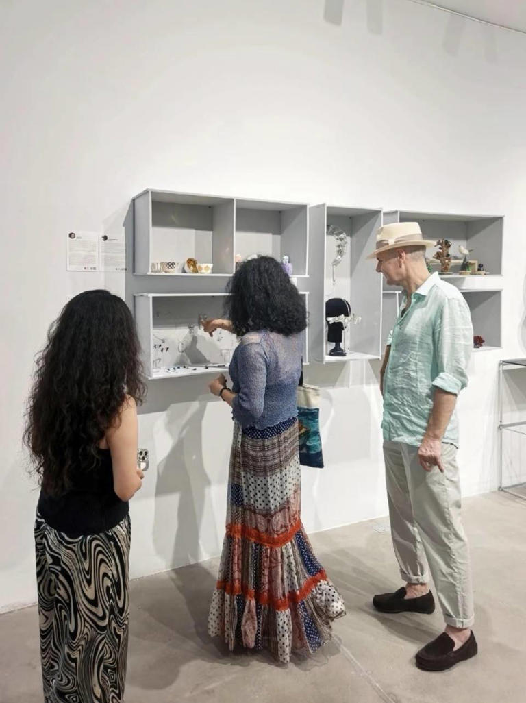 58岁金星和老公在巴黎看展，穿衣风格大变样，身材丰腴胖了不少