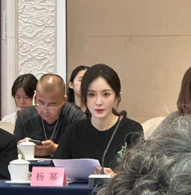 38岁杨幂和66岁迟鹏同框，迟鹏素颜脸黄但大气 和杨幂聊天笑得优雅