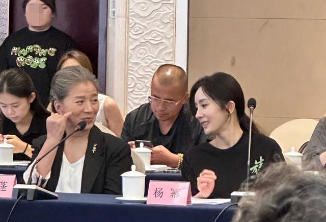 38岁杨幂和66岁迟鹏同框，迟鹏素颜脸黄但大气 和杨幂聊天笑得优雅