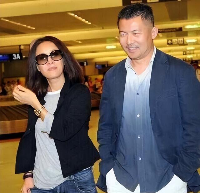 那英老公孟桐被曝出轨，与美女亲密依偎并带回家