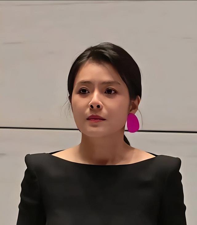 主持人陈辰：住千万豪宅，和歌唱家余笛儿女双全，46岁官宣新身份
