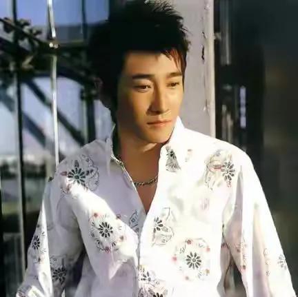 90年代偶像歌手满江近况，胡子拉碴变化大，住河北豪宅曝光有格调