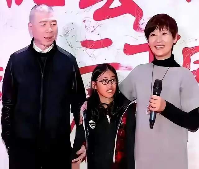 徐帆办生日宴庆58岁，冯小刚露面老态明显，19岁养女气质大变
