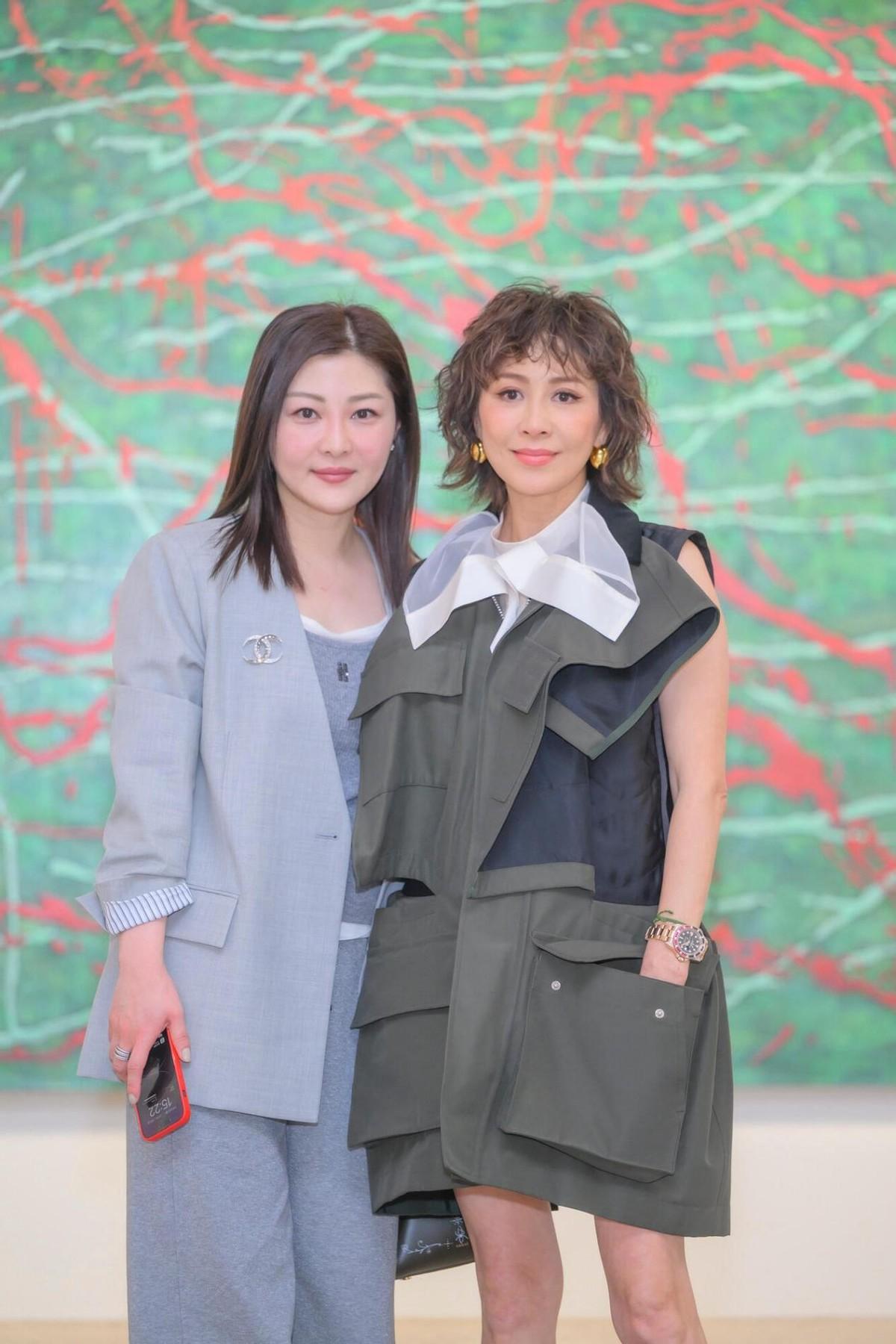 刘嘉玲新烫了泡面头年轻25岁，一身工装穿搭，美得像换了个人