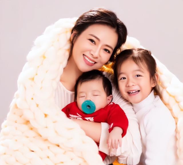 主持人陈辰：住千万豪宅，和歌唱家余笛儿女双全，46岁官宣新身份