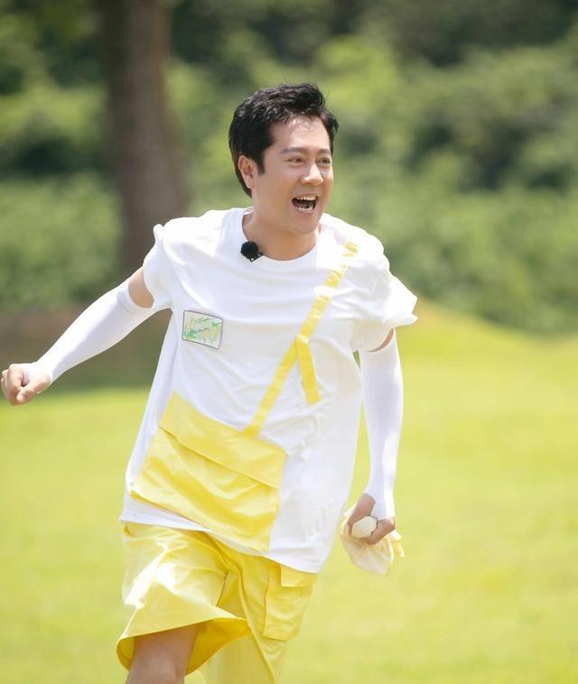 蔡国庆：被亿万富婆倒追8年结婚，儿子帅气成人生赢家