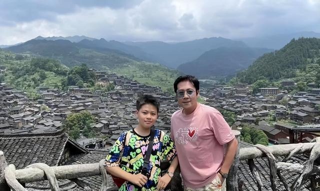 蔡国庆：被亿万富婆倒追8年结婚，儿子帅气成人生赢家