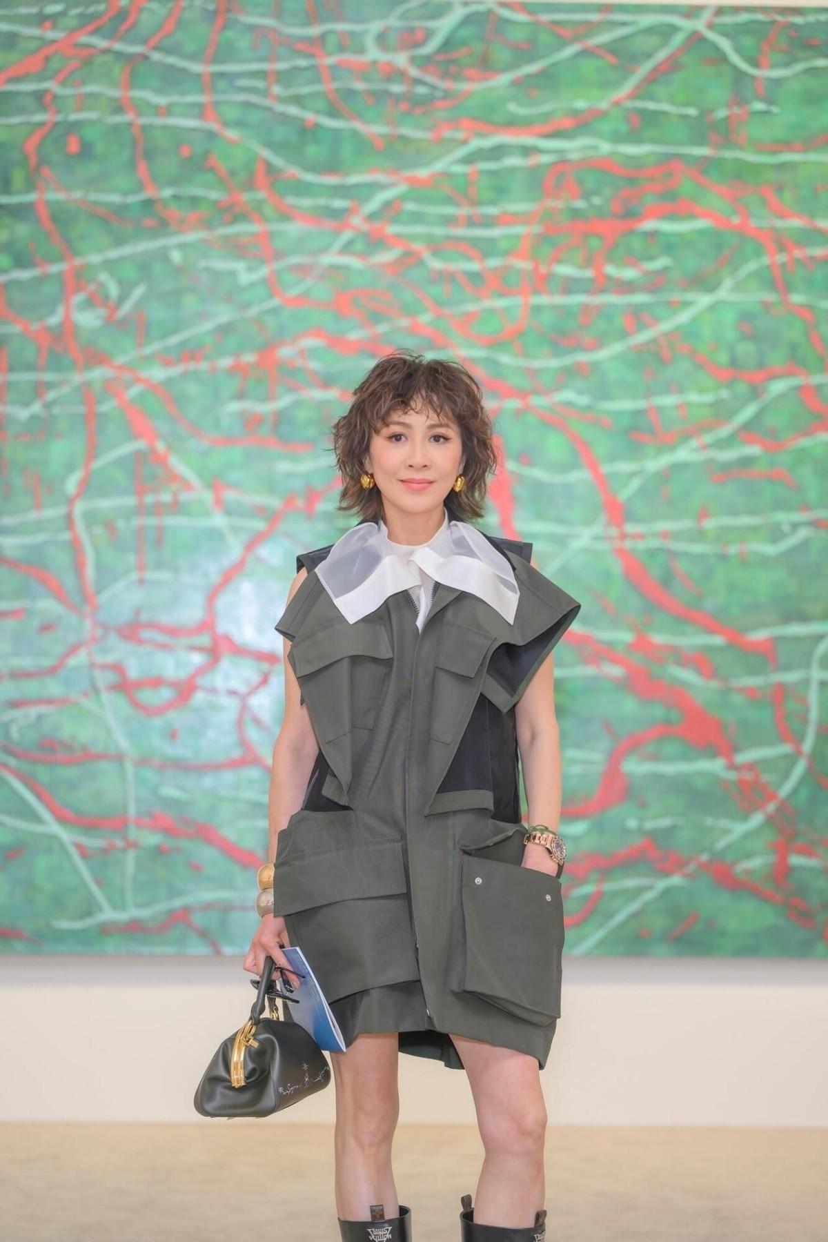 刘嘉玲新烫了泡面头年轻25岁，一身工装穿搭，美得像换了个人