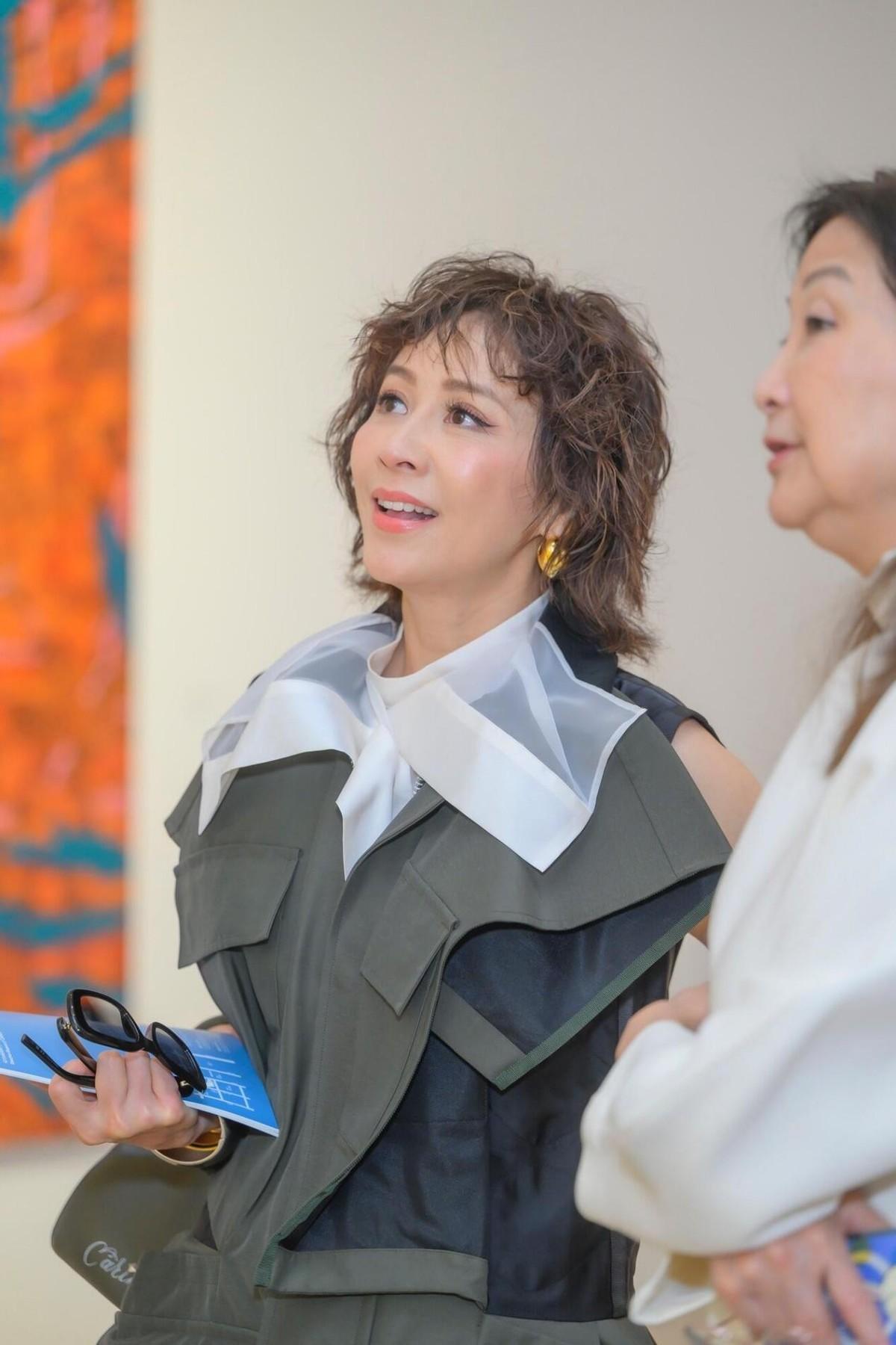 刘嘉玲新烫了泡面头年轻25岁，一身工装穿搭，美得像换了个人