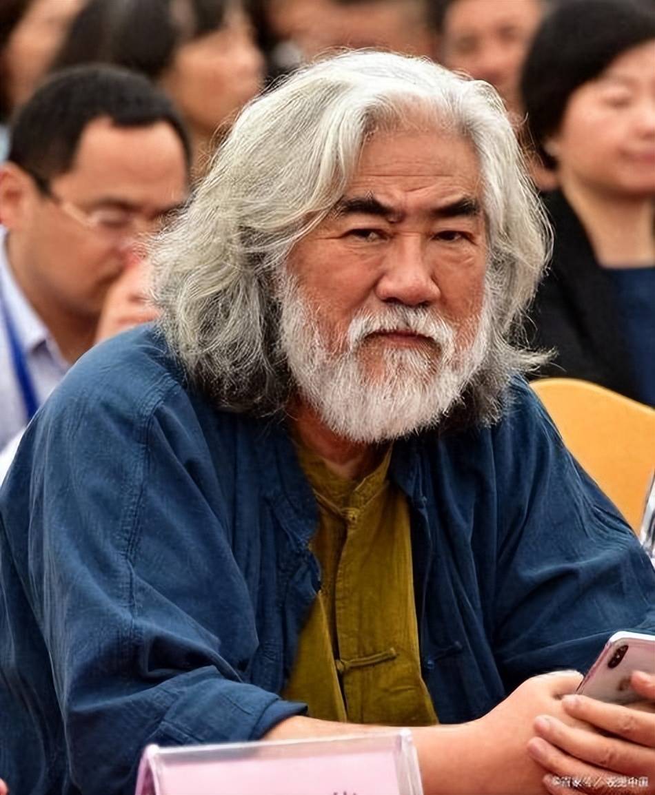 张纪中骑小摩托买菜，胖到肚子鼓出来老态十足，花117元直呼便宜