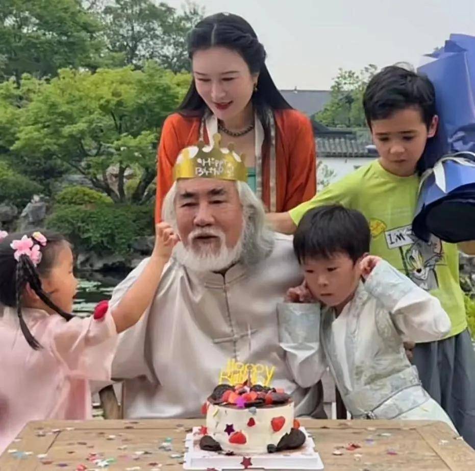 张纪中骑小摩托买菜，胖到肚子鼓出来老态十足，花117元直呼便宜