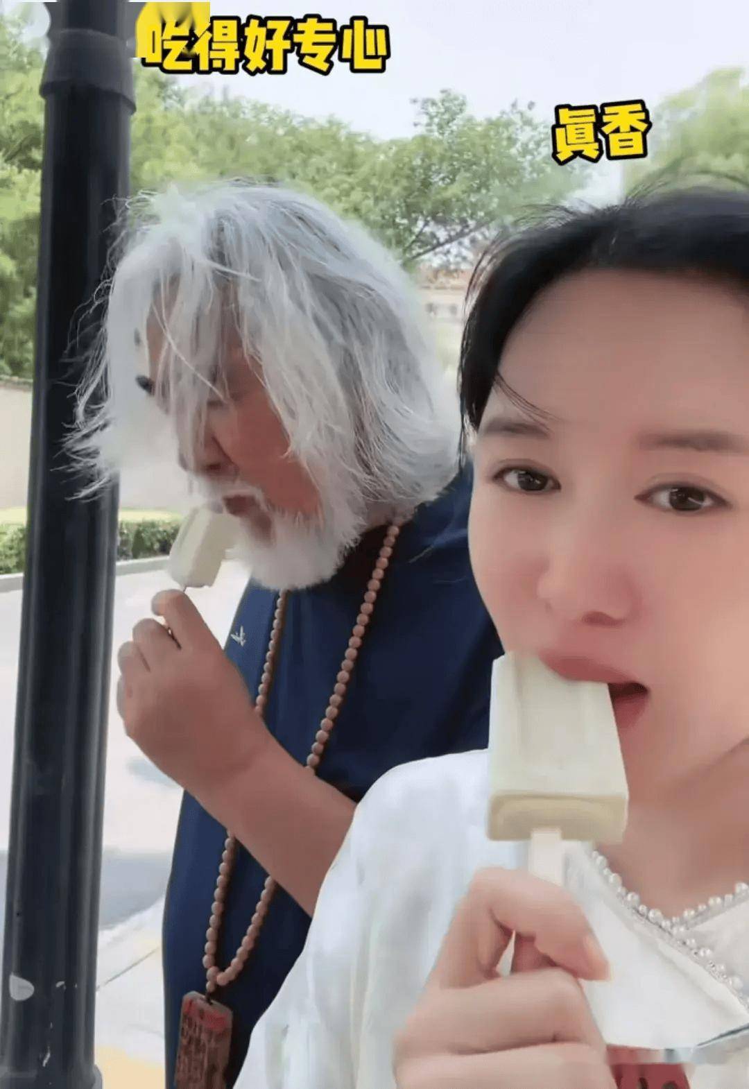 张纪中骑小摩托买菜，胖到肚子鼓出来老态十足，花117元直呼便宜