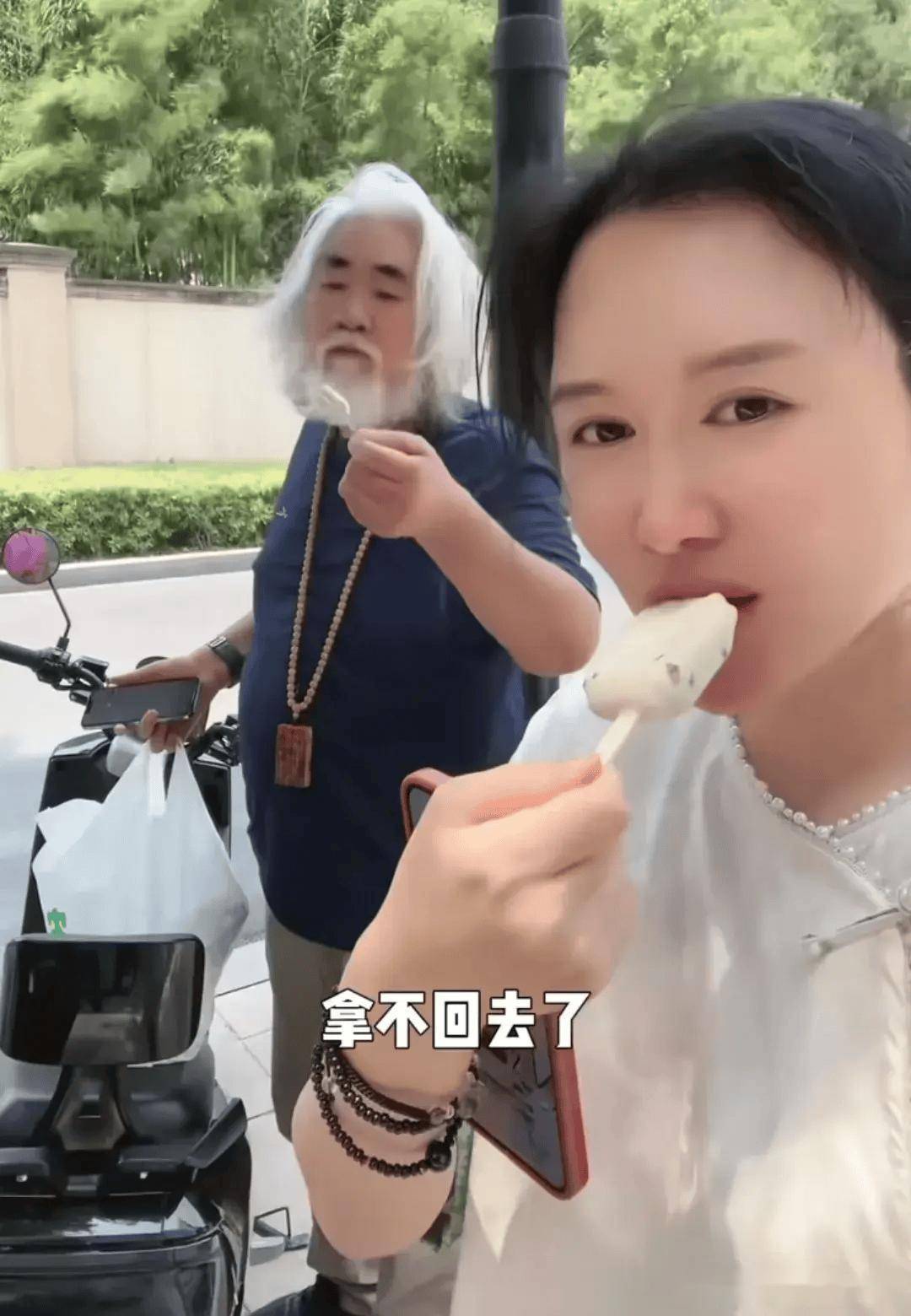 张纪中骑小摩托买菜，胖到肚子鼓出来老态十足，花117元直呼便宜