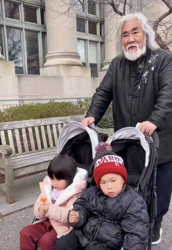 张纪中骑小摩托买菜，胖到肚子鼓出来老态十足，花117元直呼便宜