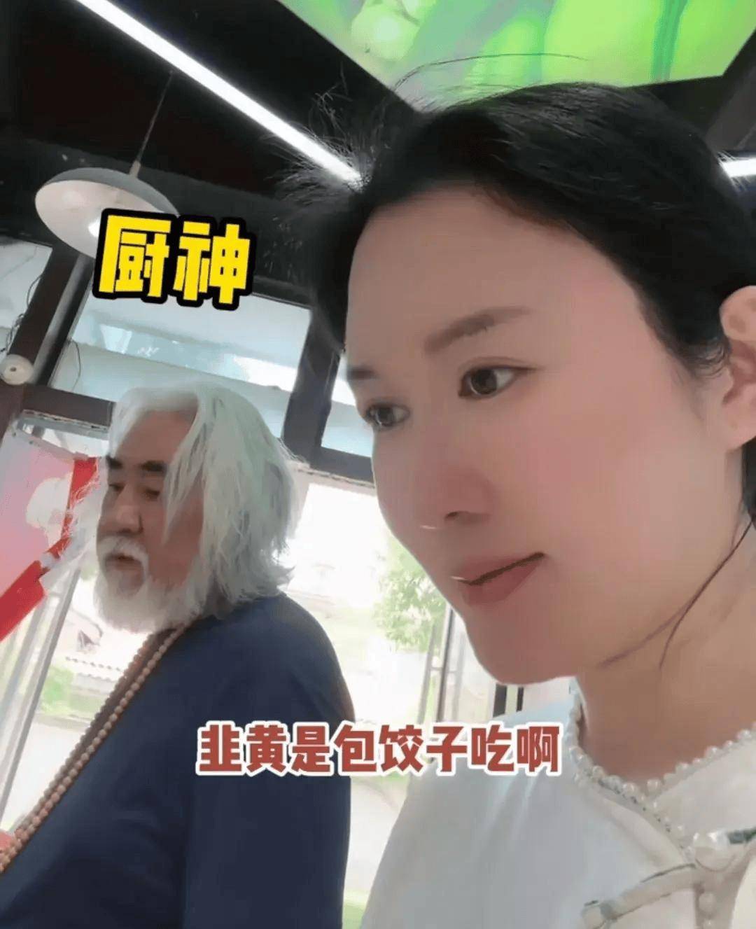 张纪中骑小摩托买菜，胖到肚子鼓出来老态十足，花117元直呼便宜