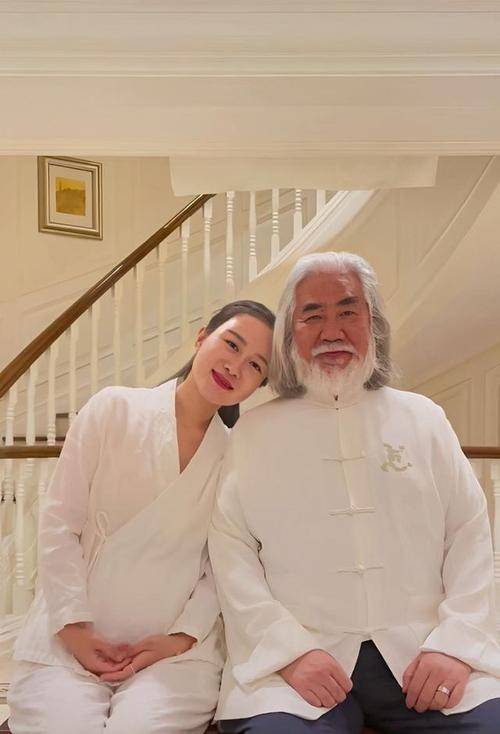 张纪中骑小摩托买菜，胖到肚子鼓出来老态十足，花117元直呼便宜