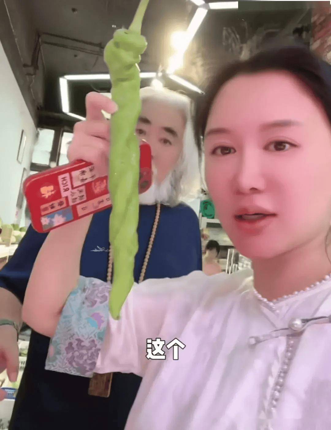 张纪中骑小摩托买菜，胖到肚子鼓出来老态十足，花117元直呼便宜