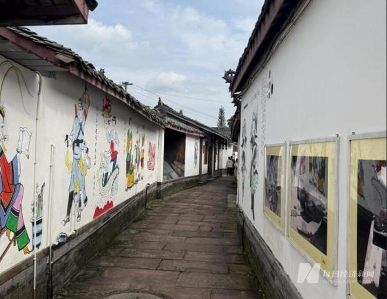 “非遗先要让人吃饱饭”，绵竹年画村如何用一门非遗技艺，让全村人一年平均多赚近3万元｜活力中国调研行