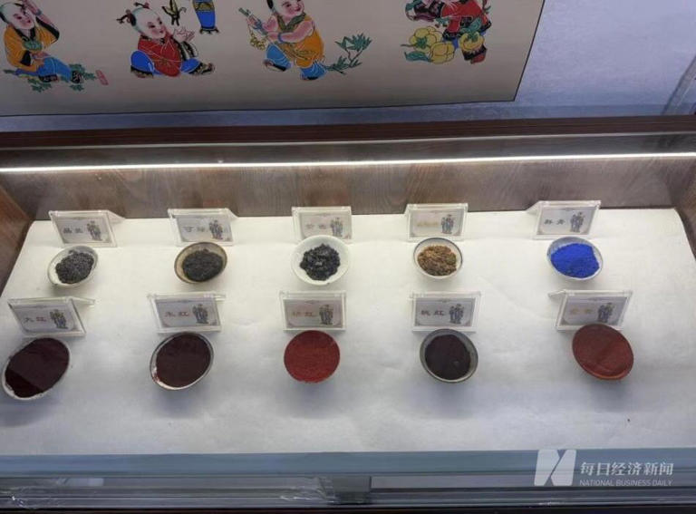 “非遗先要让人吃饱饭”，绵竹年画村如何用一门非遗技艺，让全村人一年平均多赚近3万元｜活力中国调研行