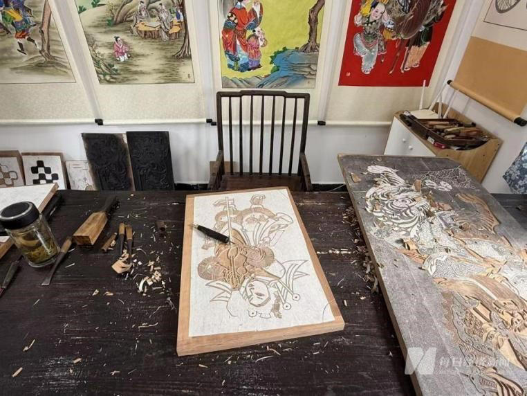 “非遗先要让人吃饱饭”，绵竹年画村如何用一门非遗技艺，让全村人一年平均多赚近3万元｜活力中国调研行
