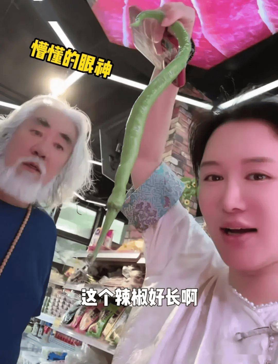 张纪中骑小摩托买菜，胖到肚子鼓出来老态十足，花117元直呼便宜