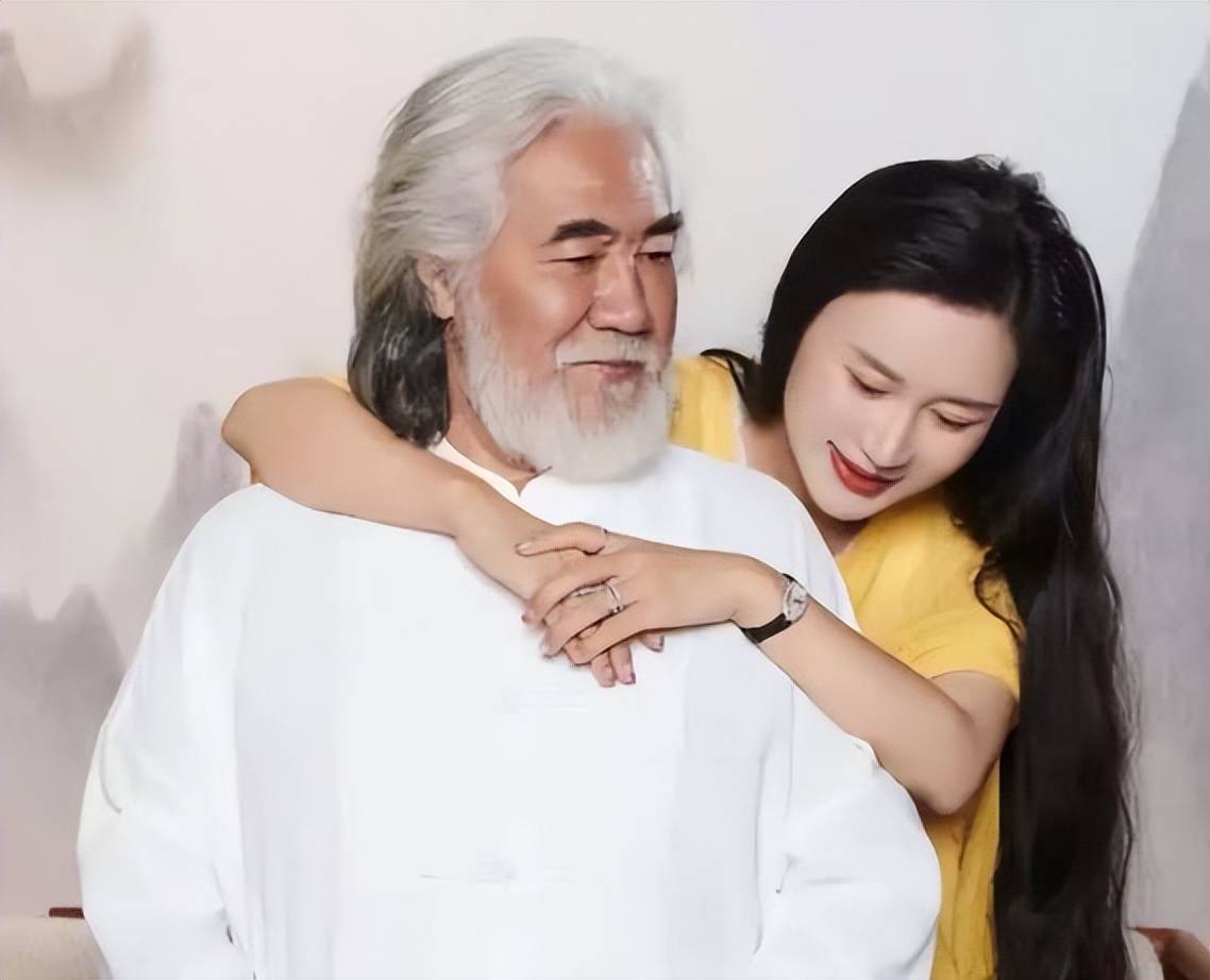 张纪中骑小摩托买菜，胖到肚子鼓出来老态十足，花117元直呼便宜