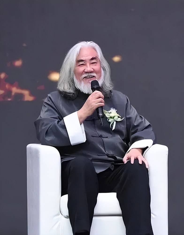 张纪中骑小摩托买菜，胖到肚子鼓出来老态十足，花117元直呼便宜