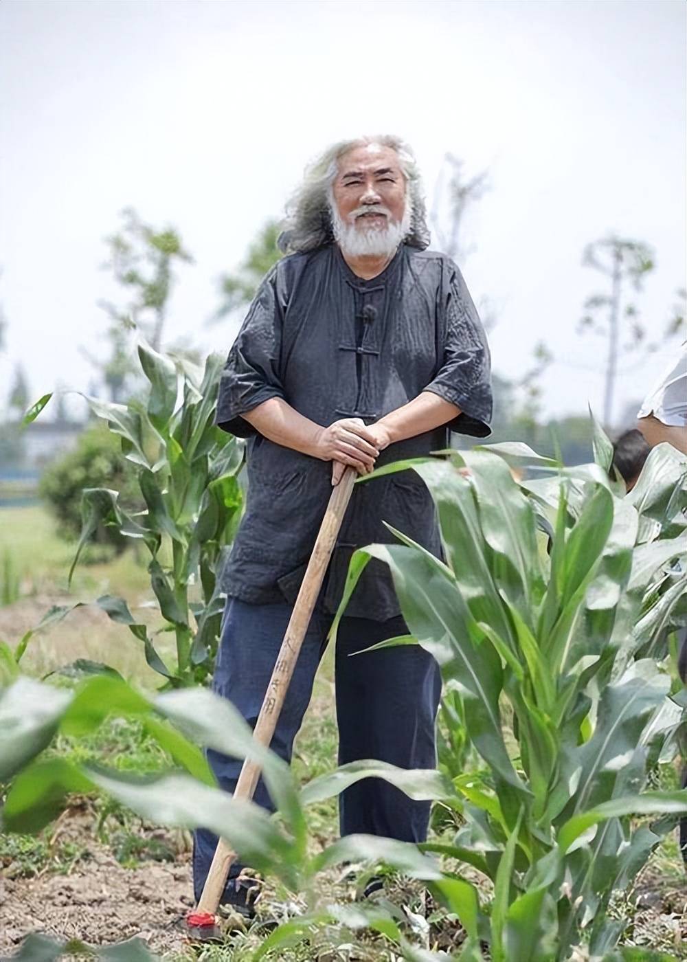 张纪中骑小摩托买菜，胖到肚子鼓出来老态十足，花117元直呼便宜