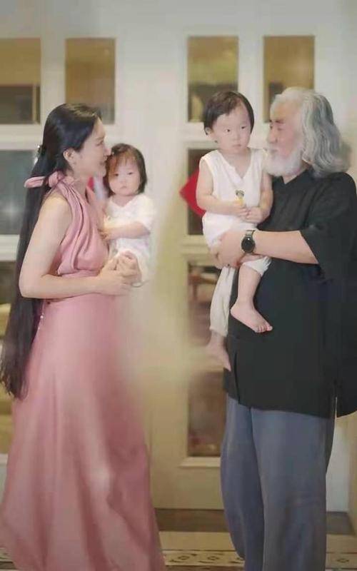 张纪中骑小摩托买菜，胖到肚子鼓出来老态十足，花117元直呼便宜