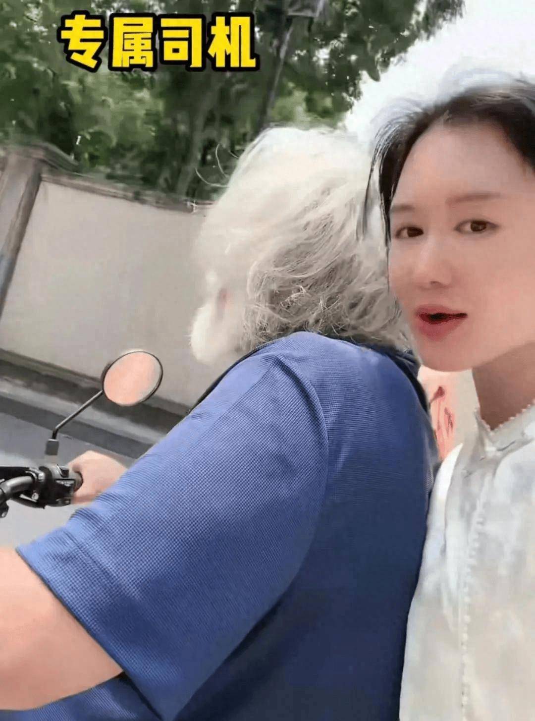 张纪中骑小摩托买菜，胖到肚子鼓出来老态十足，花117元直呼便宜