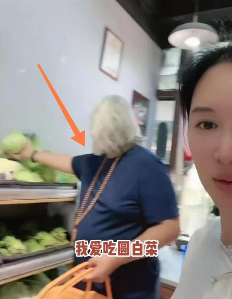张纪中骑小摩托买菜，胖到肚子鼓出来老态十足，花117元直呼便宜