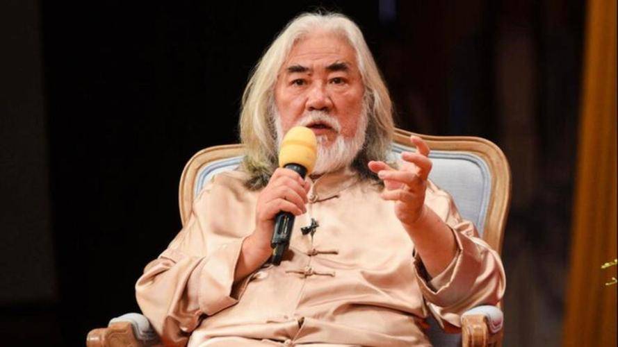 张纪中骑小摩托买菜，胖到肚子鼓出来老态十足，花117元直呼便宜