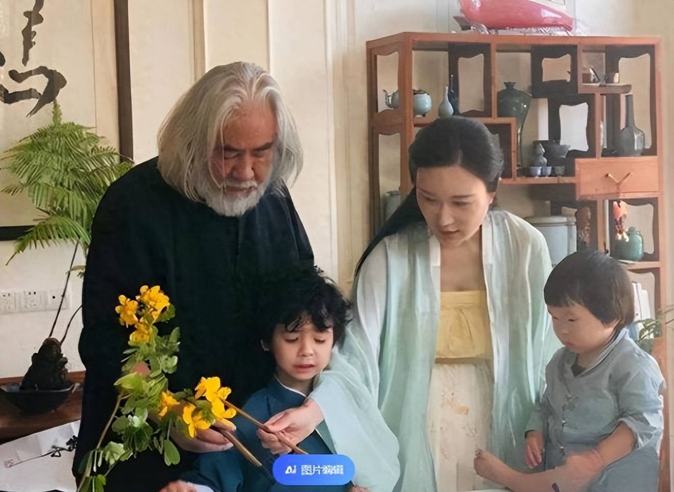 张纪中骑小摩托买菜，胖到肚子鼓出来老态十足，花117元直呼便宜