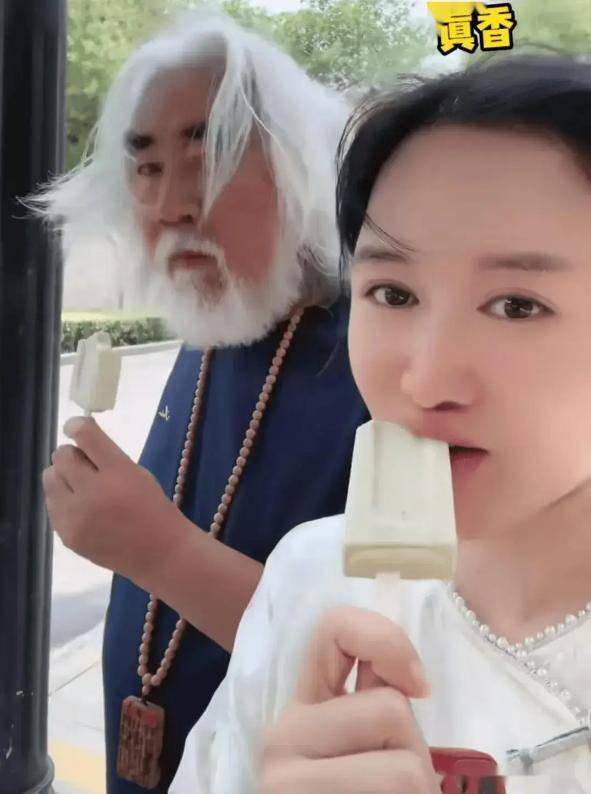 张纪中骑小摩托买菜，胖到肚子鼓出来老态十足，花117元直呼便宜
