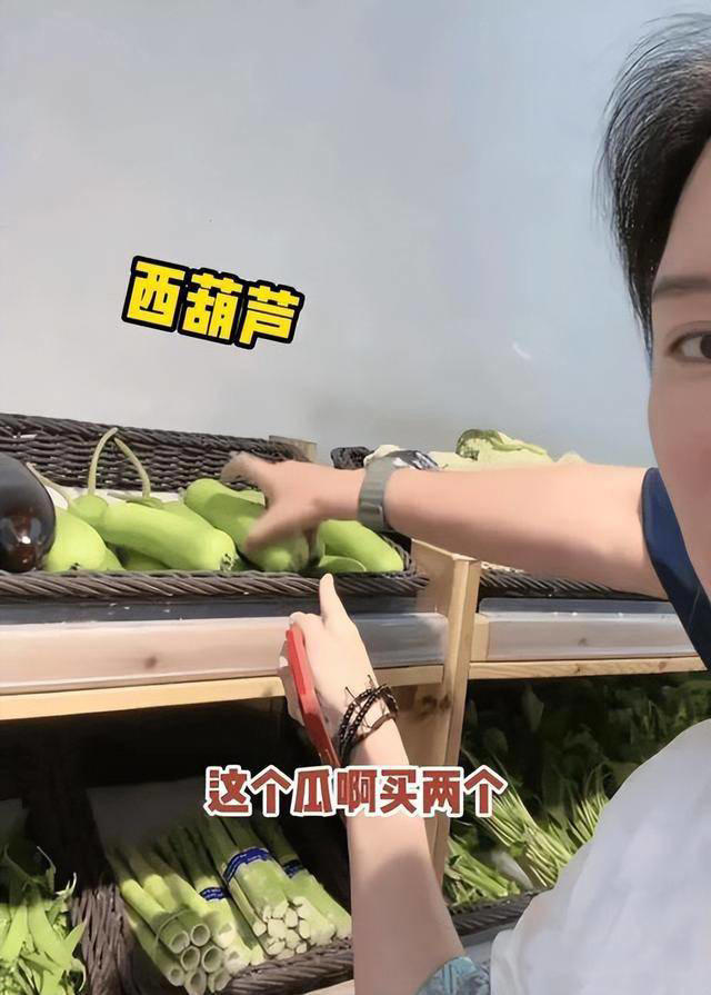 张纪中骑小摩托买菜，胖到肚子鼓出来老态十足，花117元直呼便宜