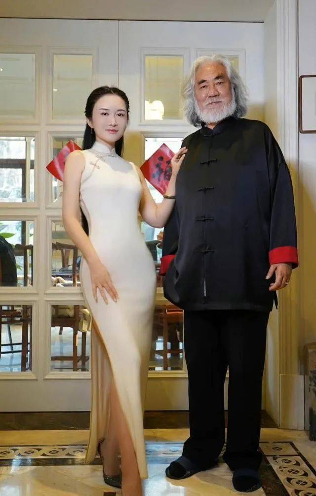 张纪中骑小摩托买菜，胖到肚子鼓出来老态十足，花117元直呼便宜